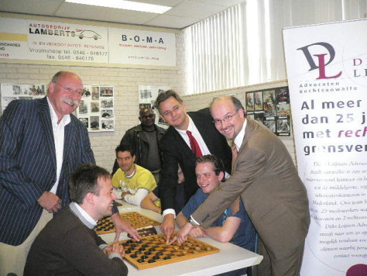 de opening met de sponsor en de wethouder van sportzaken