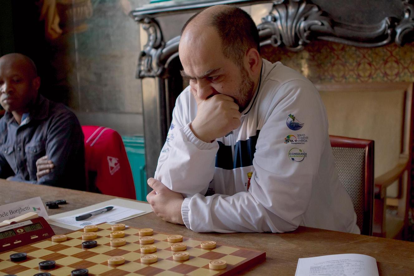 Michele Borghetti aan het Fries dammen in 2013 in Franeker. (c) Guus van de Sande