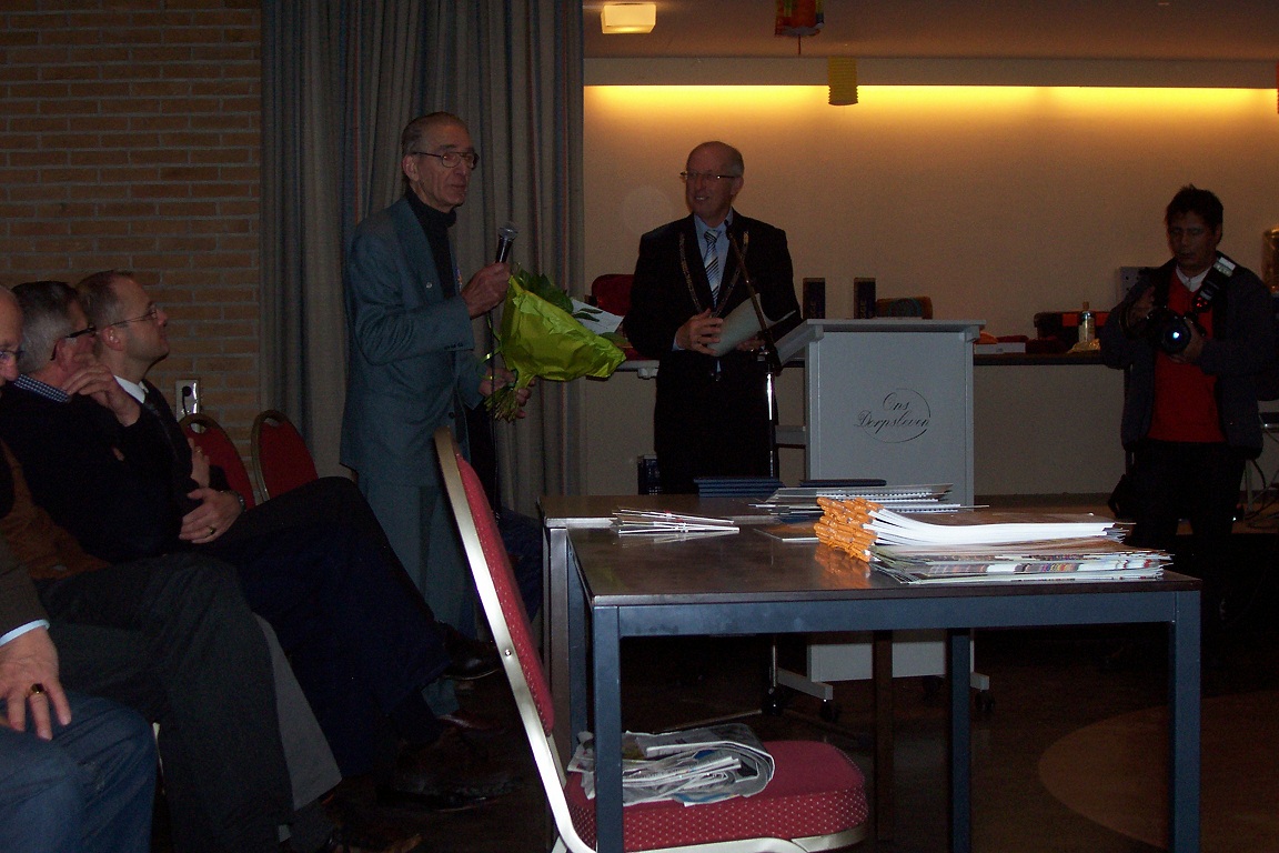 Izak op't Hof spreekt na het ontvangen van zijn Koninklijke onderscheiding de aanwezigen toe.