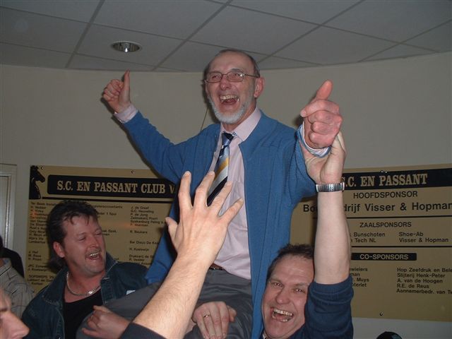 LOU PIETERSHOVE UITGESPUUGD IN LIMBURG , OP HANDEN GEDRAGEN IN SPAKENBURG